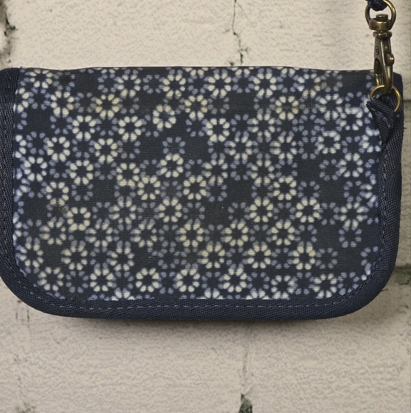 Eddie Bauer Blue and White Geometric Clutch with Adjustable Strap - Picture 4 of 10